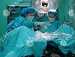 专家在手术室为冯女士进行手术